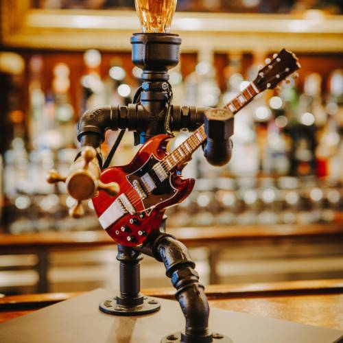 Getränkespender Rockstar – Handgemachte Minibar & Geschenkidee aus Edelstahl mit Deko-Gitarre