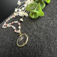 Pusteblumenanhänger mit einer Edelsteinperlen Kette aus einem goldenen Garn gehäkelt,Rosenquarz,Bergkristall,Rhodonit Bild 4