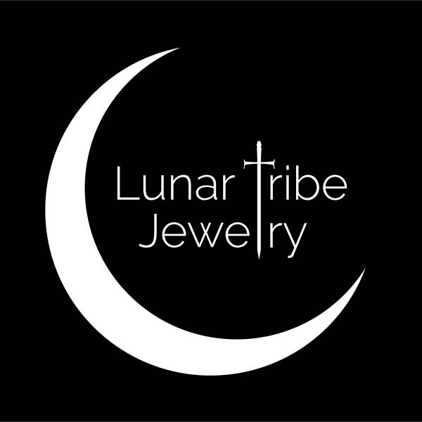 Erlebe die Kraft des Mondes - kunstvoll eingefangen in handgefertigten Kristallketten von Lunar Tribe Jewelry auf kasuwa.de
